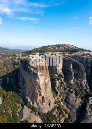Vue sur le monastère de la Sainte Trinité et le paysage de Meteora Banque D'Images