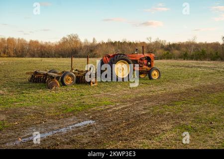 Vieux tracteur dans les champs en Floride, États-Unis Banque D'Images