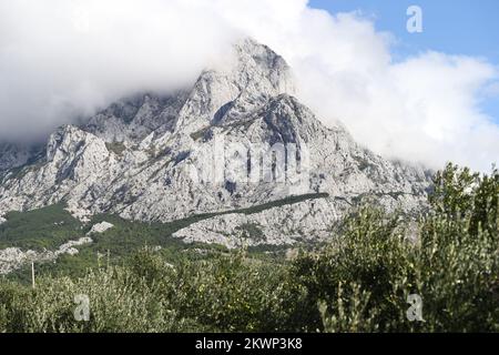 10.10.2013., Baska Voda, Topici - Biokovo est la deuxième plus haute chaîne de montagnes de Croatie, située le long de la côte dalmate de la mer Adriatique, entre les rivières de Cetina et Neretva. Son plus haut sommet est Sveti Jure (Saint George) à 1762 mètres. Biokovo est un dans une ligne des Alpes dinariques s'étendant le long de la côte dalmate - au nord-ouest de celui-ci est Mosor et au sud-est de celui-ci sont Sutvid et Rilic. À l'est, le Sibenik fonctionne en parallèle. Pour aider les randonneurs, il y a le centre d'accueil du parc naturel de Biokovo dans le centre-ville de Makarska. Photo: Ivo Cagalj/PIXSELL Banque D'Images