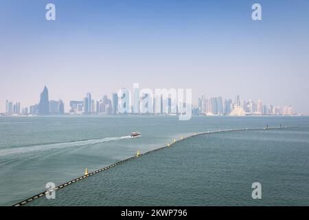 Vue sur les gratte-ciel de Doha, Qatar, par un jour bleu clair. Banque D'Images