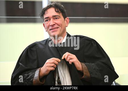 Haren, Bruxelles. 30 novembre 2022 l'avocat Sebastien Courtoy, défendant Smail Farisi, photographié à la composition du jury pour le procès des attentats de 22 mars 2016, au tribunal d'assises de Bruxelles-capitale, mercredi 30 novembre 2022 sur le site de Justitia à Haren, Bruxelles. Sur 22 mars 2016, 32 personnes ont été tuées et 324 ont été blessées lors d'attentats suicide à l'aéroport national de Zaventem et à la station de métro Maalbeek/Maelbeek, qui ont été revendiqués par l'ISIL. BELGA PHOTO POOL DIDIER LEBRUN Banque D'Images