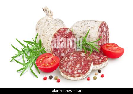 Tranches de saucisse salami séchées isolées sur fond blanc. Cuisine italienne avec une grande profondeur de champ Banque D'Images