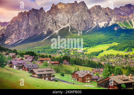 Langkofel et village alpin, Dolomites sudtirol près de Cortina d Ampezzo Banque D'Images