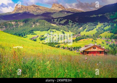 Langkofel et village alpin, Dolomites sudtirol près de Cortina d Ampezzo Banque D'Images