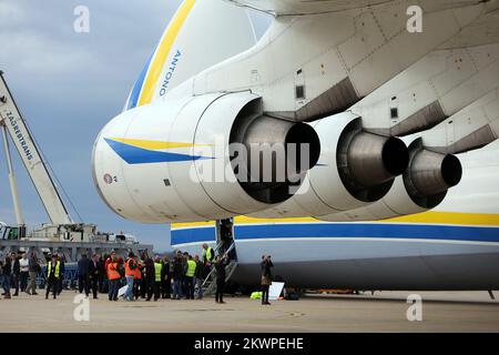 09.11.2013., Zagreb, Croatie - le plus grand avion du monde Antonov 225, qui est unique avion dans le monde, propriété de la compagnie ukrainienne Antonov Airlines attendant à l'aéroport de Zagreb pour le fret. La cargaison qui sera prise par Antonov est transformateur lourd 210 tonnes, 318 MVA puissance, longueur de 8,6 mètres, largeur de 6,7 et une hauteur de 7,7 mètres, et est conçu pour les sous-stations sur l'île de San Lorenzo Cebuna aux Philippines. Tranformes est produit dans la société croate Koncar. Koncar a jusqu'à présent livré 41 au transport et à l'expédition de transformateurs aux Philippines, et c'est la première fois voiture Banque D'Images