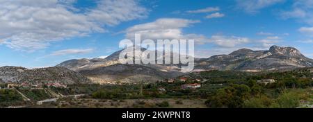 vue panoramique sur la vallée de Kir et les Alpes Dinariennes dans le nord-ouest de l'Albanie Banque D'Images