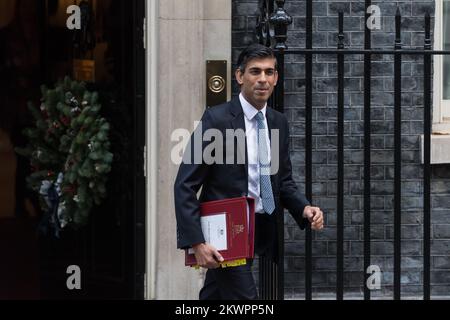 Londres, Royaume-Uni. 30th novembre 2022. Le Premier ministre britannique Rishi Sunak quitte le 10 Downing Street pour que la Chambre des communes affronte le chef de l'opposition Sir Keir Starmer pendant l'hebdomadaire des questions du Premier ministre (QPM). Crédit: Wiktor Szymanowicz/Alamy Live News Banque D'Images