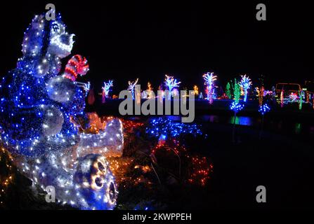 06.12.2013., Grabovnica, Croatie - Zlatko Salaj, un croate de 67 ans, a créé pour lui-même une «histoire de Noël». Pas une histoire à raconter, mais une histoire à montrer au monde. Son histoire de Noël est en fait sa maison, qu'il pond dans les lumières et les couleurs chaque année autour des vacances. Lorsqu'il a commencé cette pratique en 2002, Salaj avait une modeste ampoule de 70 000 qui avait été posée sur tous les arbustes et arbres de son domaine de 17 acres. Cette année, le nombre a augmenté à 1,4 millions de lumières de Noël. Pas seulement les simples, il a des lumières en forme de Père Noël et de renne. L'esprit festif de sa décoration Banque D'Images