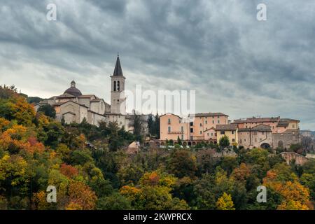 Vue sur le centre-ville historique de Spoleto avec la cathédrale Banque D'Images