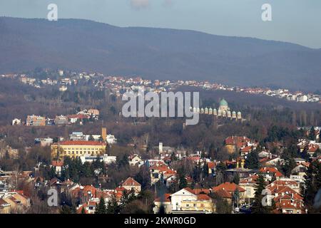 13.01.2014., Zagreb, Croatie - vue panoramique sur la ville depuis la tour de la cathédrale de Zagreb. Cimetière Mirogoj avec dômes verts sur arcades. Photo: Petar Glebov/PIXSELL Banque D'Images