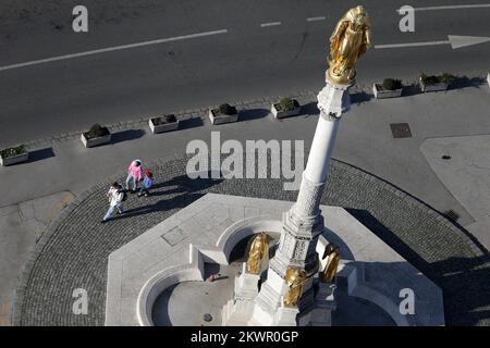 13.01.2014., Zagreb, Croatie - vue panoramique sur la ville depuis la tour de la cathédrale de Zagreb. Statue de la Vierge Marie en bordure de la cathédrale sur la rue Kaptol. Photo: Petar Glebov/PIXSELL Banque D'Images