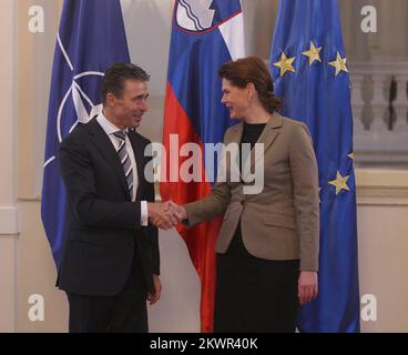 24.01.2014., Ljubljana, Slovénie - le Secrétaire général de l’OTAN, Anders Fogh Rasmussen, a effectué une visite officielle en Slovénie pour le 10th anniversaire de l’alliance. Il s’agit de la troisième visite du Secrétaire général en Slovénie depuis 2009, date à laquelle il a été nommé au Bureau. Lors d'une première journée de visite, Rasmussen a rencontré le Premier ministre slovène Alenka Bratusek. Photo: SASA despot/Zurnal24/PIXSELL Banque D'Images