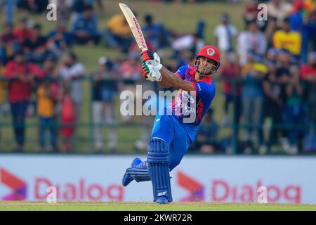 Kandy, Sri Lanka. 30th novembre 2022. Le Najibullah Zadran d'Afghanistan joue un tir lors du match de cricket de l'ODI 3rd entre le Sri Lanka et l'Afghanistan au Pallekele International Cricket Stadium de Kandy le 30th novembre 2022. Viraj Kothalwala/Alamy Live News Banque D'Images