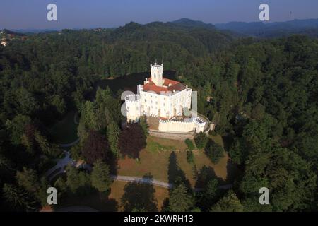 19.06.2013., Croatie, Trakoscan - vue panoramique sur le château de Trakoscan. Le patrimoine culturel du château Trakoscan est protégé comme une entité historique, qui consiste en le château, le bâtiment à côté du château, le parc et le parc forestier avec un lac. Banque D'Images