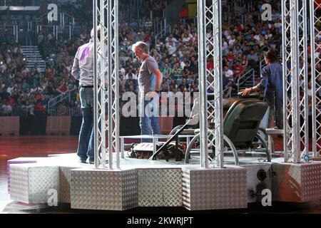 Jeremy Clarkson, Richard Hammond, James May et le mystérieux pilote Stig, sont les hôtes de la légendaire série télévisée. Ils réalisent une variété de cascades et de défis à l'Arena Zagreb dans le cadre d'un spectacle automobile spectaculaire, Top Gear Live. Banque D'Images