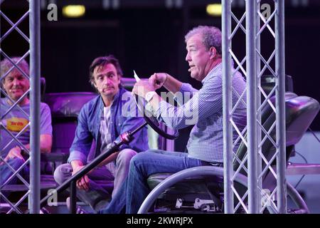 Jeremy Clarkson, Richard Hammond, James May et le mystérieux pilote Stig, sont les hôtes de la légendaire série télévisée. Ils réalisent une variété de cascades et de défis à l'Arena Zagreb dans le cadre d'un spectacle automobile spectaculaire, Top Gear Live. Banque D'Images