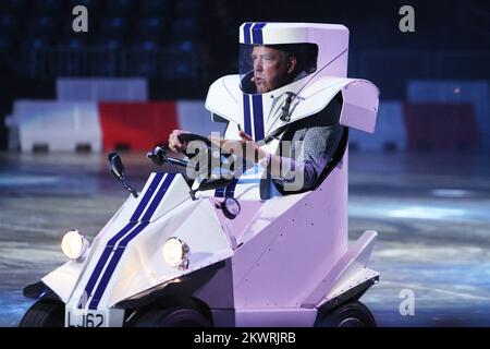 Jeremy Clarkson, Richard Hammond, James May et le mystérieux pilote Stig, sont les hôtes de la légendaire série télévisée. Ils réalisent une variété de cascades et de défis à l'Arena Zagreb dans le cadre d'un spectacle automobile spectaculaire, Top Gear Live. Banque D'Images