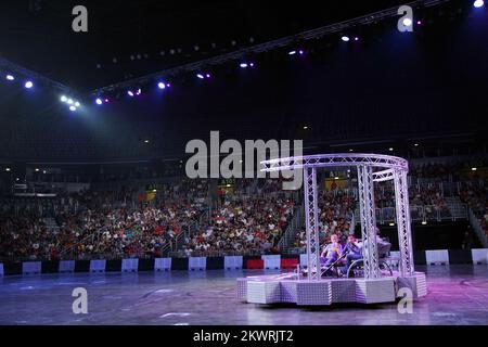 Jeremy Clarkson, Richard Hammond, James May et le mystérieux pilote Stig, sont les hôtes de la légendaire série télévisée. Ils réalisent une variété de cascades et de défis à l'Arena Zagreb dans le cadre d'un spectacle automobile spectaculaire, Top Gear Live. Banque D'Images