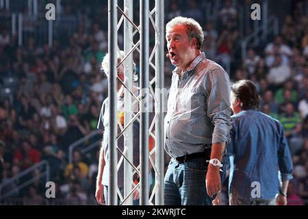 Jeremy Clarkson, Richard Hammond, James May et le mystérieux pilote Stig, sont les hôtes de la légendaire série télévisée. Ils réalisent une variété de cascades et de défis à l'Arena Zagreb dans le cadre d'un spectacle automobile spectaculaire, Top Gear Live. Banque D'Images