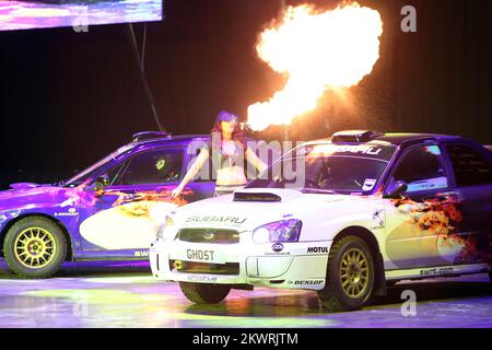 Jeremy Clarkson, Richard Hammond, James May et le mystérieux pilote Stig, sont les hôtes de la légendaire série télévisée. Ils réalisent une variété de cascades et de défis à l'Arena Zagreb dans le cadre d'un spectacle automobile spectaculaire, Top Gear Live. Banque D'Images