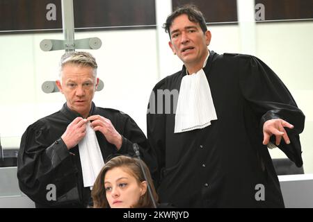 Haren, Bruxelles. 30 novembre 2022 avocat Xavier Carrette, défenseur d'Ibrahim Farisi et avocat Sébastien Courtoy, défenseur de Smail Farisi photographié pendant la composition du jury pour le procès des attentats de 22 mars 2016, au tribunal d'assises de Bruxelles-capitale, mercredi 30 novembre 2022 sur le site de Justitia à Haren, Bruxelles. Sur 22 mars 2016, 32 personnes ont été tuées et 324 ont été blessées lors d'attentats suicide à l'aéroport national de Zaventem et à la station de métro Maalbeek/Maelbeek, qui ont été revendiqués par l'ISIL. BELGA PHOTO POOL DIDIER LEBRUN Banque D'Images