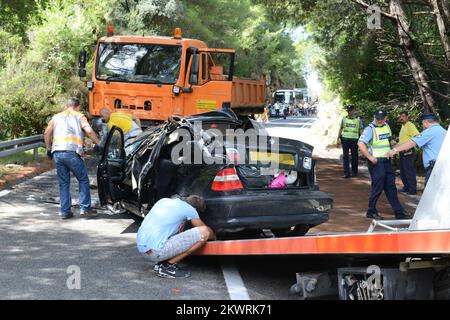 NOTE DE LA RÉDACTION - NUMBERPLATE OBSCURCI - trois membres d'une famille britannique de cinq personnes sont morts après l'écrasement de leur voiture près du village de Slano, dans le sud de la Croatie. L'accident a causé la mort de deux enfants et de leur père, et la femme de l'homme et un troisième enfant ont été grièvement blessés. La mère et l'enfant sont actuellement en service de soins intensifs à l'hôpital local. L'accident s'est produit sur la route de la côte Adriatique sur le chemin de Dubrovnik et la famille voyageait dans une voiture avec des plaques d'immatriculation britanniques, ce qui indique qu'ils avaient conduit dans la région depuis le Royaume-Uni. Banque D'Images