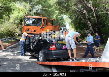 NOTE DE LA RÉDACTION - NUMBERPLATE OBSCURCI - trois membres d'une famille britannique de cinq personnes sont morts après l'écrasement de leur voiture près du village de Slano, dans le sud de la Croatie. L'accident a causé la mort de deux enfants et de leur père, et la femme de l'homme et un troisième enfant ont été grièvement blessés. La mère et l'enfant sont actuellement en service de soins intensifs à l'hôpital local. L'accident s'est produit sur la route de la côte Adriatique sur le chemin de Dubrovnik et la famille voyageait dans une voiture avec des plaques d'immatriculation britanniques, ce qui indique qu'ils avaient conduit dans la région depuis le Royaume-Uni. Banque D'Images