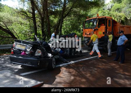 NOTE DE LA RÉDACTION - NUMBERPLATE OBSCURCI - trois membres d'une famille britannique de cinq personnes sont morts après l'écrasement de leur voiture près du village de Slano, dans le sud de la Croatie. L'accident a causé la mort de deux enfants et de leur père, et la femme de l'homme et un troisième enfant ont été grièvement blessés. La mère et l'enfant sont actuellement en service de soins intensifs à l'hôpital local. L'accident s'est produit sur la route de la côte Adriatique sur le chemin de Dubrovnik et la famille voyageait dans une voiture avec des plaques d'immatriculation britanniques, ce qui indique qu'ils avaient conduit dans la région depuis le Royaume-Uni. Banque D'Images