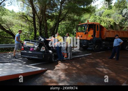 NOTE DE LA RÉDACTION - NUMBERPLATE OBSCURCI - trois membres d'une famille britannique de cinq personnes sont morts après l'écrasement de leur voiture près du village de Slano, dans le sud de la Croatie. L'accident a causé la mort de deux enfants et de leur père, et la femme de l'homme et un troisième enfant ont été grièvement blessés. La mère et l'enfant sont actuellement en service de soins intensifs à l'hôpital local. L'accident s'est produit sur la route de la côte Adriatique sur le chemin de Dubrovnik et la famille voyageait dans une voiture avec des plaques d'immatriculation britanniques, ce qui indique qu'ils avaient conduit dans la région depuis le Royaume-Uni. Banque D'Images