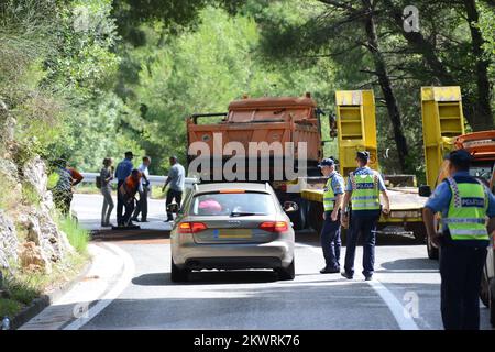 NOTE DE LA RÉDACTION - NUMBERPLATE OBSCURCI - trois membres d'une famille britannique de cinq personnes sont morts après l'écrasement de leur voiture près du village de Slano, dans le sud de la Croatie. L'accident a causé la mort de deux enfants et de leur père, et la femme de l'homme et un troisième enfant ont été grièvement blessés. La mère et l'enfant sont actuellement en service de soins intensifs à l'hôpital local. L'accident s'est produit sur la route de la côte Adriatique sur le chemin de Dubrovnik et la famille voyageait dans une voiture avec des plaques d'immatriculation britanniques, ce qui indique qu'ils avaient conduit dans la région depuis le Royaume-Uni. Banque D'Images