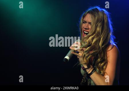 La chanteuse britannique Joss Stone se produit sur scène lors de son concert à Pula, en Croatie. Banque D'Images