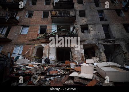 La destruction, la dévastation, les dégâts. 25th novembre 2022. La guerre en Ukraine. Le Président Volodymyr ZELENSKYJ visite la région autour de Kiev sur 25 novembre 2022. Inspection de la destruction, de la dévastation, des dommages. Bâtiments détruits, maisons, voyage de travail du Président de l'Ukraine dans la région de Kiev crédit: Le Bureau présidentiel de l'Ukraine via/dpa/Alamy Live News Banque D'Images