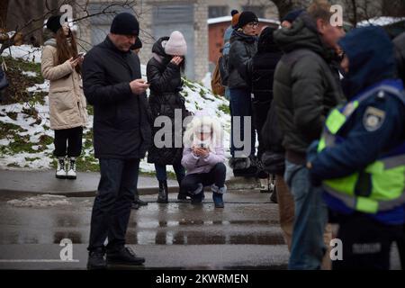 La population, les gens. 25th novembre 2022. La guerre en Ukraine. Le Président Volodymyr ZELENSKYJ visite la région autour de Kiev sur 25 novembre 2022. Gel des enfants, jeunes, détresse de la population, gens. Voyage de travail du Président de l'Ukraine dans la région de Kiev Credit: Le Bureau présidentiel de l'Ukraine via/dpa/Alamy Live News Banque D'Images