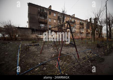 La destruction, la dévastation, les dégâts. 25th novembre 2022. La guerre en Ukraine. Le Président Volodymyr ZELENSKYJ visite la région autour de Kiev sur 25 novembre 2022. Inspection de la destruction, de la dévastation, des dommages. Bâtiments détruits, maisons, voyage de travail du Président de l'Ukraine dans la région de Kiev crédit: Le Bureau présidentiel de l'Ukraine via/dpa/Alamy Live News Banque D'Images