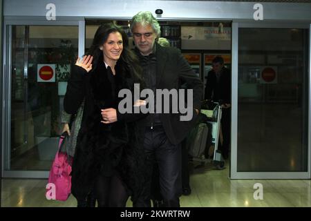 29.11.2014., Croatie, Zagreb - le ténor italien célèbre Andrea Bocelli est arrivé avec sa femme Veronica à Zagreb où il aura un concert ce soir. Photo: Luka Stanzl/PIXSELL Banque D'Images