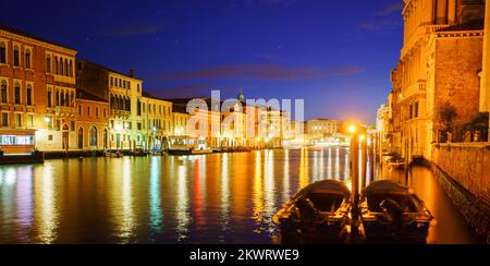 VENISE - SEP 14 : canal de Venise sur 14 septembre 2014 à Venise, Italie. Venise est une ville dans le nord-est de l'Italie située sur un groupe de 118 petites îles sept Banque D'Images