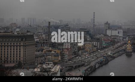 Vue sur Kiev depuis la terrasse d'observation en soirée pendant une panne de courant. Des maisons sombres et des rues non éclairées sont visibles, et les lumières des voitures qui passent sont visibles. Depuis le 10 octobre, lorsque des coupures d'électricité d'urgence ont été appliquées en Ukraine dans le cadre des attaques de la Russie contre les infrastructures du pays.près de la moitié des résidents de Kiev sont toujours dépourvus d'électricité alors que les ingénieurs se battent pour rétablir les services après que les frappes russes aient mis en danger le réseau énergétique du pays. Les employés des services publics travaillaient toujours à reconnecter le chauffage et l'eau alors que les températures à Kiev approchaient du gel. Les attaques systématiques de ces dernières semaines ont wrea Banque D'Images