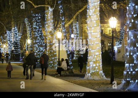 15.12.2014., Zagreb, Croatie - l'Avent sur Zrinjevac.Zrinjevac est un petit parc dans le centre de Zagreb, et l'endroit où vous trouverez un conte de fées de Noël. Park a une charmante allée d'platanes et un beau pavillon de musique dans le centre du parc. Pendant les festivités, la musique live est diffusée toute la journée. L'éclairage et les décorations sont magnifiques. Photo: Borna Filic/PIXSELL Banque D'Images