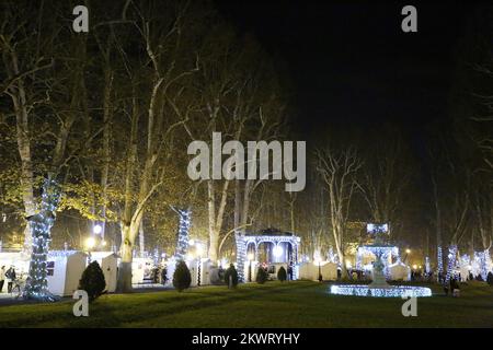 15.12.2014., Zagreb, Croatie - l'Avent sur Zrinjevac.Zrinjevac est un petit parc dans le centre de Zagreb, et l'endroit où vous trouverez un conte de fées de Noël. Park a une charmante allée d'platanes et un beau pavillon de musique dans le centre du parc. Pendant les festivités, la musique live est diffusée toute la journée. L'éclairage et les décorations sont magnifiques. Photo: Borna Filic/PIXSELL Banque D'Images