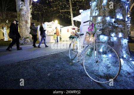 15.12.2014., Zagreb, Croatie - l'Avent sur Zrinjevac.Zrinjevac est un petit parc dans le centre de Zagreb, et l'endroit où vous trouverez un conte de fées de Noël. Park a une charmante allée d'platanes et un beau pavillon de musique dans le centre du parc. Pendant les festivités, la musique live est diffusée toute la journée. L'éclairage et les décorations sont magnifiques. Photo: Borna Filic/PIXSELL Banque D'Images