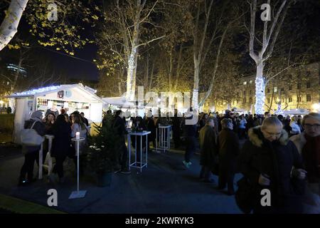 15.12.2014., Zagreb, Croatie - l'Avent sur Zrinjevac.Zrinjevac est un petit parc dans le centre de Zagreb, et l'endroit où vous trouverez un conte de fées de Noël. Park a une charmante allée d'platanes et un beau pavillon de musique dans le centre du parc. Pendant les festivités, la musique live est diffusée toute la journée. L'éclairage et les décorations sont magnifiques. Photo: Borna Filic/PIXSELL Banque D'Images