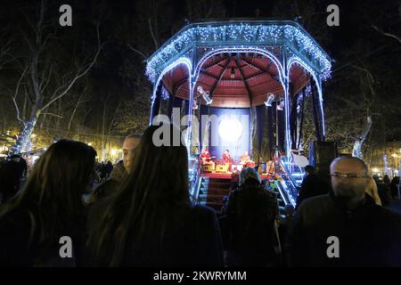 15.12.2014., Zagreb, Croatie - l'Avent sur Zrinjevac.Zrinjevac est un petit parc dans le centre de Zagreb, et l'endroit où vous trouverez un conte de fées de Noël. Park a une charmante allée d'platanes et un beau pavillon de musique dans le centre du parc. Pendant les festivités, la musique live est diffusée toute la journée. L'éclairage et les décorations sont magnifiques. Photo: Borna Filic/PIXSELL Banque D'Images