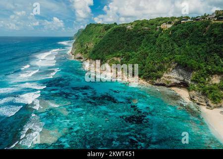 Magnifique littoral avec océan turquoise et falaises vertes à Bali. Vue aérienne Banque D'Images