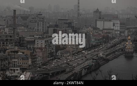 Vue sur Kiev depuis la terrasse d'observation en soirée pendant une panne de courant. Des maisons sombres et des rues non éclairées sont visibles, et les lumières des voitures qui passent sont visibles. Depuis le 10 octobre, lorsque des coupures d'électricité d'urgence ont été appliquées en Ukraine dans le cadre des attaques de la Russie contre les infrastructures du pays.près de la moitié des résidents de Kiev sont toujours dépourvus d'électricité alors que les ingénieurs se battent pour rétablir les services après que les frappes russes aient mis en danger le réseau énergétique du pays. Les employés des services publics travaillaient toujours à reconnecter le chauffage et l'eau alors que les températures à Kiev approchaient du gel. Les attaques systématiques de ces dernières semaines ont wrea Banque D'Images