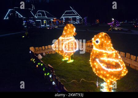 31.03.2015., Cazma, Grabovnica, Croatie - le spectacle de lumière de Pâques de la famille Salaj comprend 10 000 œufs de Pâques éclairés. L'ingénieur à la retraite Zlatko Salaj et sa famille dans leur propriété, situé à quelques kilomètres à l'est de la petite ville de Cazma, voulaient faire la plus grande atmosphère de vacances jamais. Ils ont eu la chance de voir la compagnie d'électricité installer une nouvelle sous-station à proximité il y a quelques années, fournissant suffisamment d'électricité pour alimenter le spectacle lumineux. Le projet est financé en partie par des parrainages, et en partie par des droits d'entrée, mais la majeure partie de l'argent et du travail pour le maintenir au cours des années a été mis en place par la Sala Banque D'Images