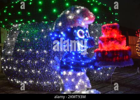 31.03.2015., Cazma, Grabovnica, Croatie - le spectacle de lumière de Pâques de la famille Salaj comprend 10 000 œufs de Pâques éclairés. L'ingénieur à la retraite Zlatko Salaj et sa famille dans leur propriété, situé à quelques kilomètres à l'est de la petite ville de Cazma, voulaient faire la plus grande atmosphère de vacances jamais. Ils ont eu la chance de voir la compagnie d'électricité installer une nouvelle sous-station à proximité il y a quelques années, fournissant suffisamment d'électricité pour alimenter le spectacle lumineux. Le projet est financé en partie par des parrainages, et en partie par des droits d'entrée, mais la majeure partie de l'argent et du travail pour le maintenir au cours des années a été mis en place par la Sala Banque D'Images