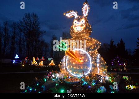 31.03.2015., Cazma, Grabovnica, Croatie - le spectacle de lumière de Pâques de la famille Salaj comprend 10 000 œufs de Pâques éclairés. L'ingénieur à la retraite Zlatko Salaj et sa famille dans leur propriété, situé à quelques kilomètres à l'est de la petite ville de Cazma, voulaient faire la plus grande atmosphère de vacances jamais. Ils ont eu la chance de voir la compagnie d'électricité installer une nouvelle sous-station à proximité il y a quelques années, fournissant suffisamment d'électricité pour alimenter le spectacle lumineux. Le projet est financé en partie par des parrainages, et en partie par des droits d'entrée, mais la majeure partie de l'argent et du travail pour le maintenir au cours des années a été mis en place par la Sala Banque D'Images