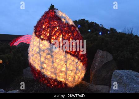 31.03.2015., Cazma, Grabovnica, Croatie - le spectacle de lumière de Pâques de la famille Salaj comprend 10 000 œufs de Pâques éclairés. L'ingénieur à la retraite Zlatko Salaj et sa famille dans leur propriété, situé à quelques kilomètres à l'est de la petite ville de Cazma, voulaient faire la plus grande atmosphère de vacances jamais. Ils ont eu la chance de voir la compagnie d'électricité installer une nouvelle sous-station à proximité il y a quelques années, fournissant suffisamment d'électricité pour alimenter le spectacle lumineux. Le projet est financé en partie par des parrainages, et en partie par des droits d'entrée, mais la majeure partie de l'argent et du travail pour le maintenir au cours des années a été mis en place par la Sala Banque D'Images