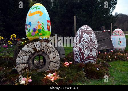 31.03.2015., Cazma, Grabovnica, Croatie - le spectacle de lumière de Pâques de la famille Salaj comprend 10 000 œufs de Pâques éclairés. L'ingénieur à la retraite Zlatko Salaj et sa famille dans leur propriété, situé à quelques kilomètres à l'est de la petite ville de Cazma, voulaient faire la plus grande atmosphère de vacances jamais. Ils ont eu la chance de voir la compagnie d'électricité installer une nouvelle sous-station à proximité il y a quelques années, fournissant suffisamment d'électricité pour alimenter le spectacle lumineux. Le projet est financé en partie par des parrainages, et en partie par des droits d'entrée, mais la majeure partie de l'argent et du travail pour le maintenir au cours des années a été mis en place par la Sala Banque D'Images