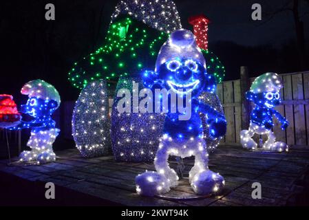 31.03.2015., Cazma, Grabovnica, Croatie - le spectacle de lumière de Pâques de la famille Salaj comprend 10 000 œufs de Pâques éclairés. L'ingénieur à la retraite Zlatko Salaj et sa famille dans leur propriété, situé à quelques kilomètres à l'est de la petite ville de Cazma, voulaient faire la plus grande atmosphère de vacances jamais. Ils ont eu la chance de voir la compagnie d'électricité installer une nouvelle sous-station à proximité il y a quelques années, fournissant suffisamment d'électricité pour alimenter le spectacle lumineux. Le projet est financé en partie par des parrainages, et en partie par des droits d'entrée, mais la majeure partie de l'argent et du travail pour le maintenir au cours des années a été mis en place par la Sala Banque D'Images